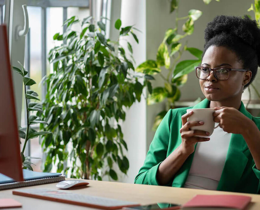 A woman looks at her computer with a concerned expression. This could represent the search for substance abuse symptoms. Learn more about Alcohol addiction help in New York, NY can the support Addiction Therapy Expert Stephen Gilman can offer. Learn more about dual diagnosis mental health and substance abuse today.