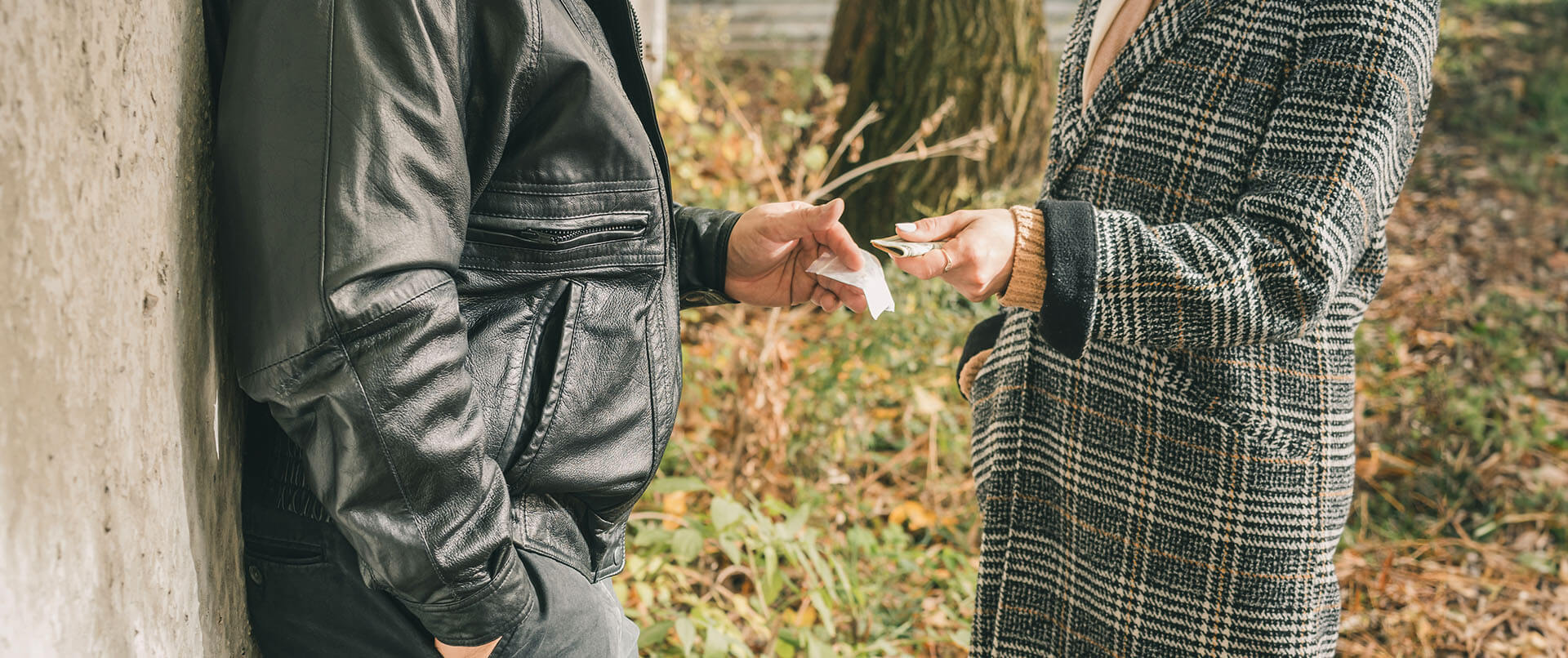 woman purchasing cocaine from a dealer. Learn more about cocaine addiction treatment in New York, NY. A cocaine addiction therapist in New York, NY can offer support from the comfort of home. 10022