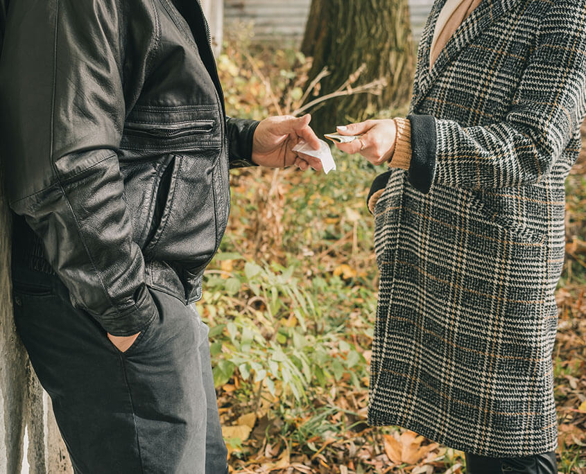 woman purchasing cocaine from a dealer. Learn more about cocaine addiction treatment in New York, NY. A cocaine addiction therapist in New York, NY can offer support from the comfort of home. 10022