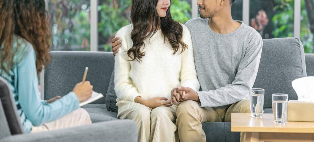 Image of a couple at therapy addressing their postpartum issues. Getting alcohol addiction help in New York, NY is as easy as reaching out to us, we are here for you!